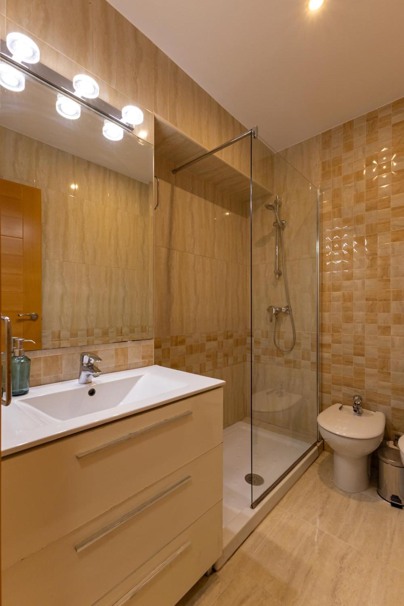 Charming 3 Bedroom Apartment At Triana Center By Oui Севилья Экстерьер фото